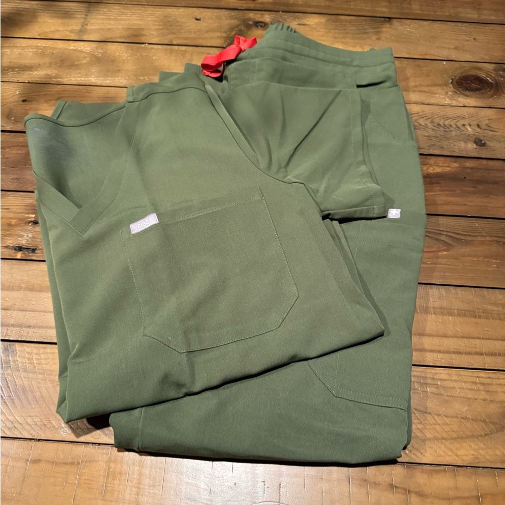 Figs scrub set in Dark Olive